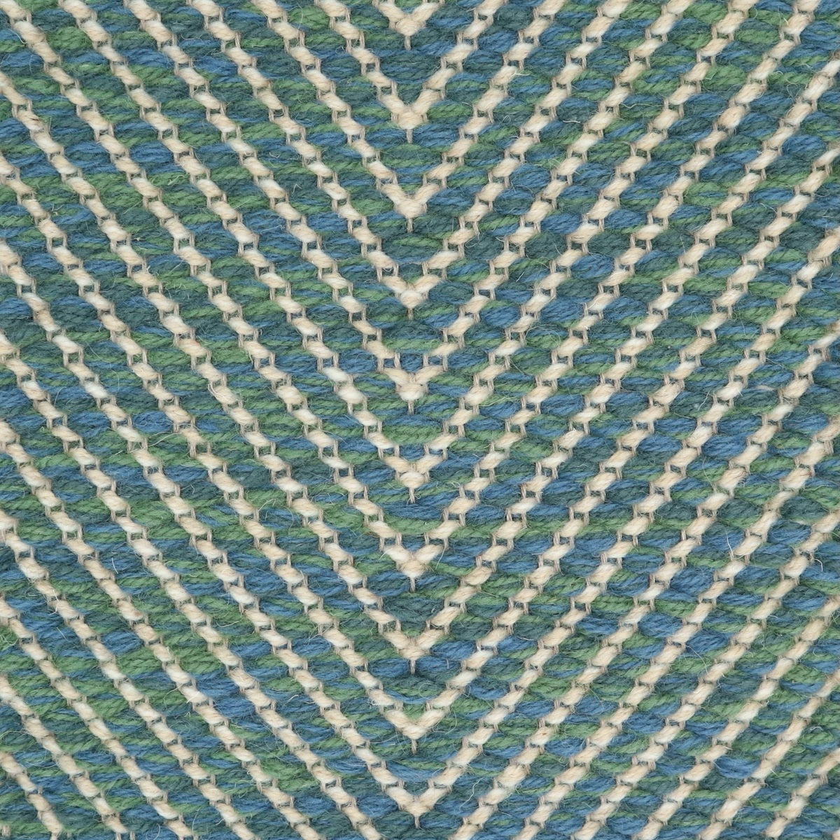 <p>Dual Vertical Herringbone, main blue-green CH3424, 4006 5021, inside white CH044, 07 on the natural yarn</p>