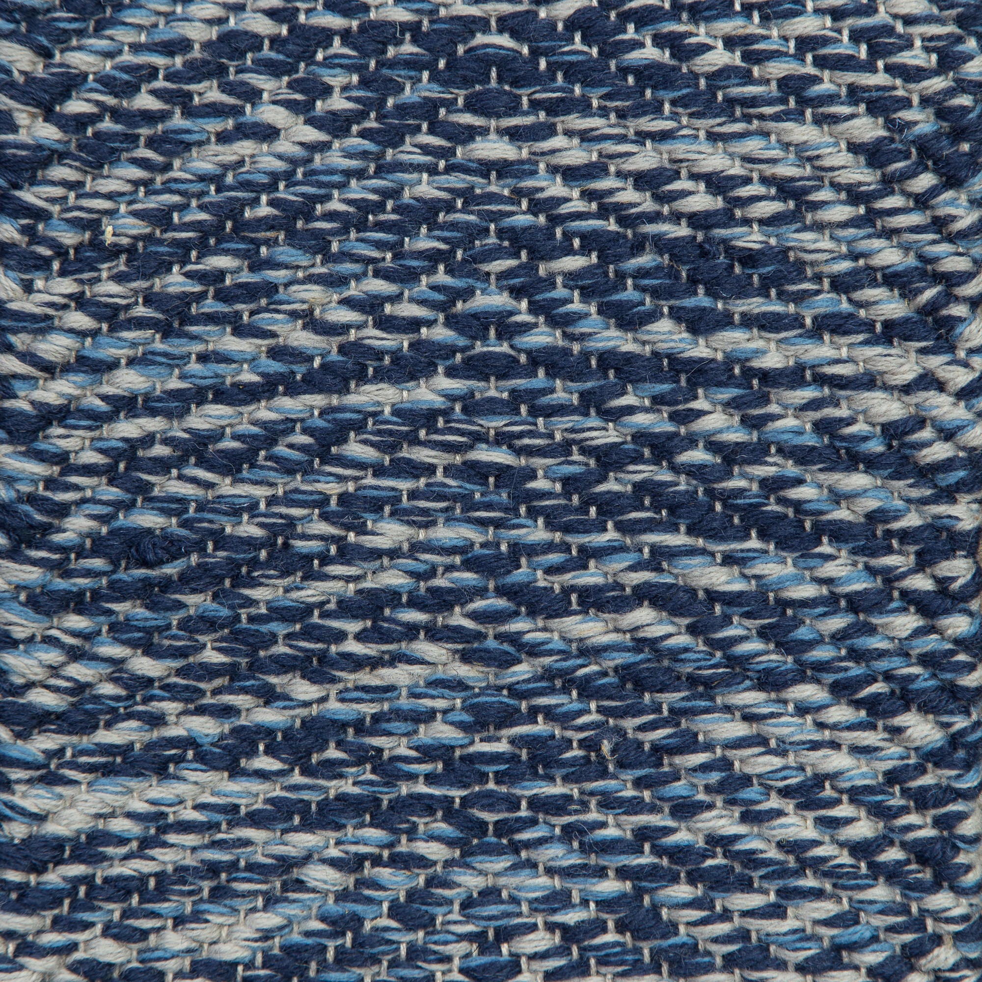 <p>Vertical Herringbone, main dark blue 5027 with effects blue 5021 and grey 1009 on the natural yarn</p>