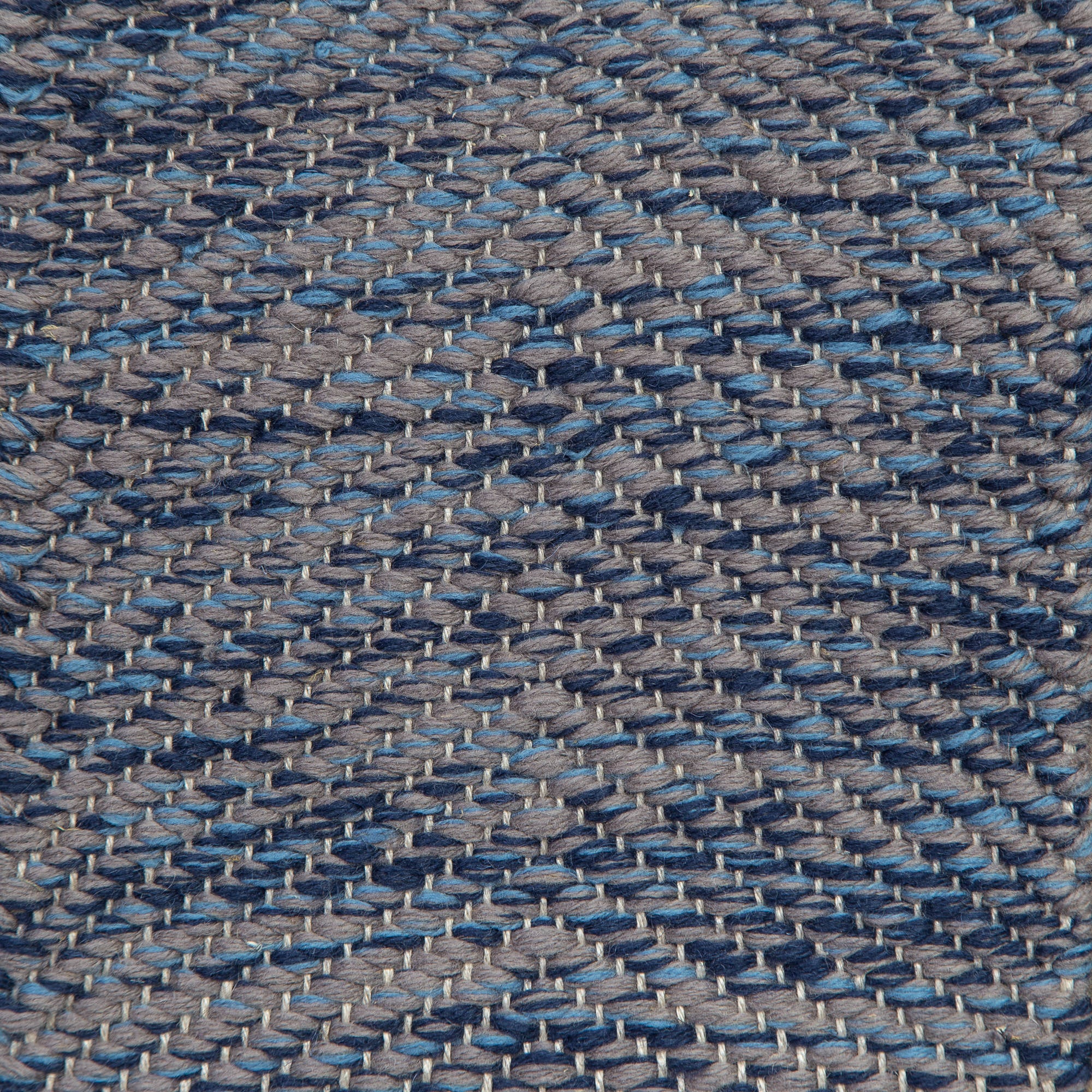 <p>Vertical Herringbone, main grey 1003 with effects blue 5021 and dark blue 5027 on the natural yarn</p>