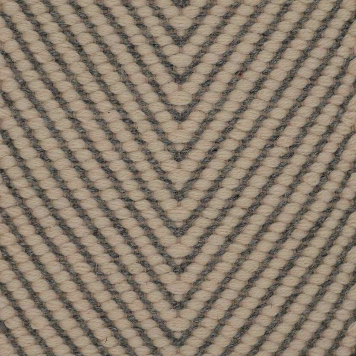 <p>Vertical Herringbone, main white 06, inside grey 04 on the natural yarn</p>