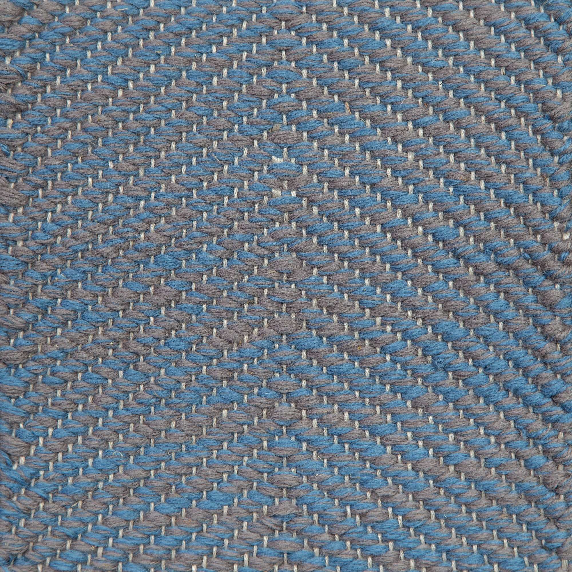 <p>Vertical Herringbone, mix of blue 5021 and grey 1003 on the natural yarn</p>