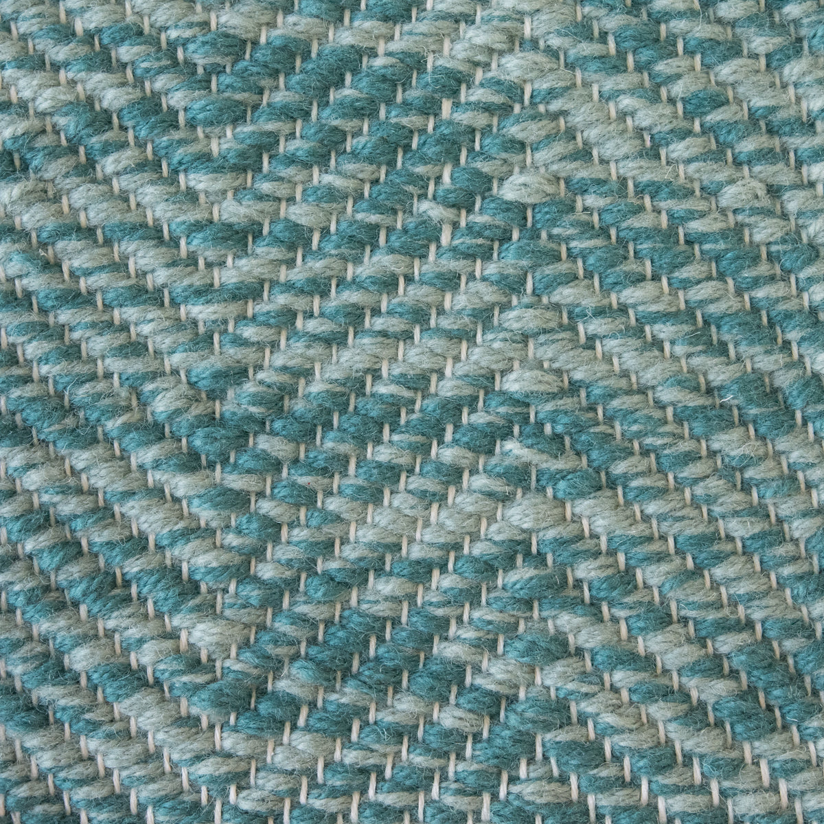 <p>Vertical Hettingbone, light blue mix CH4400, CH050 on the white yarn</p>