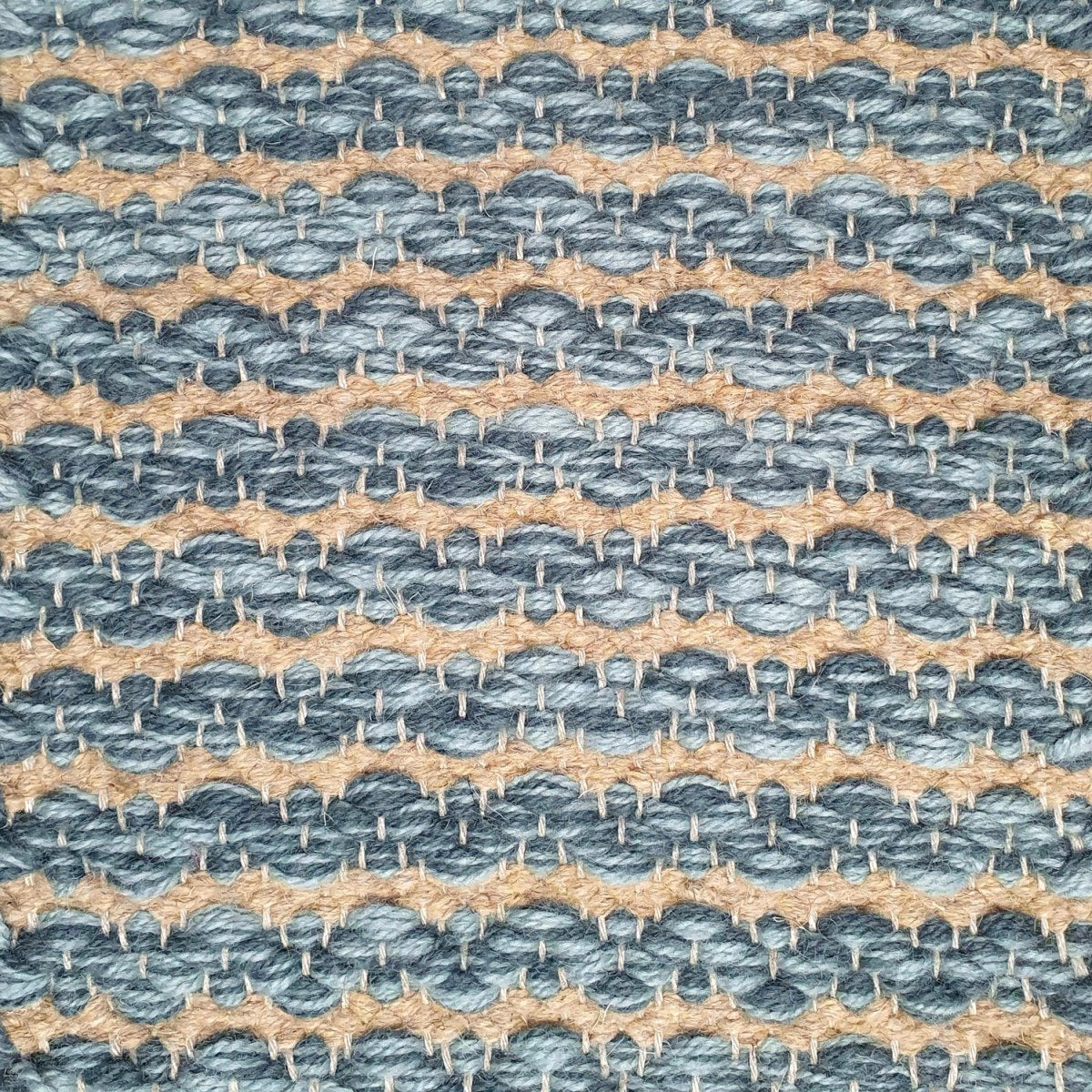 <p>Waves, main blue mix CH3424, CH4400, field cream 03 on the natural yarn</p>