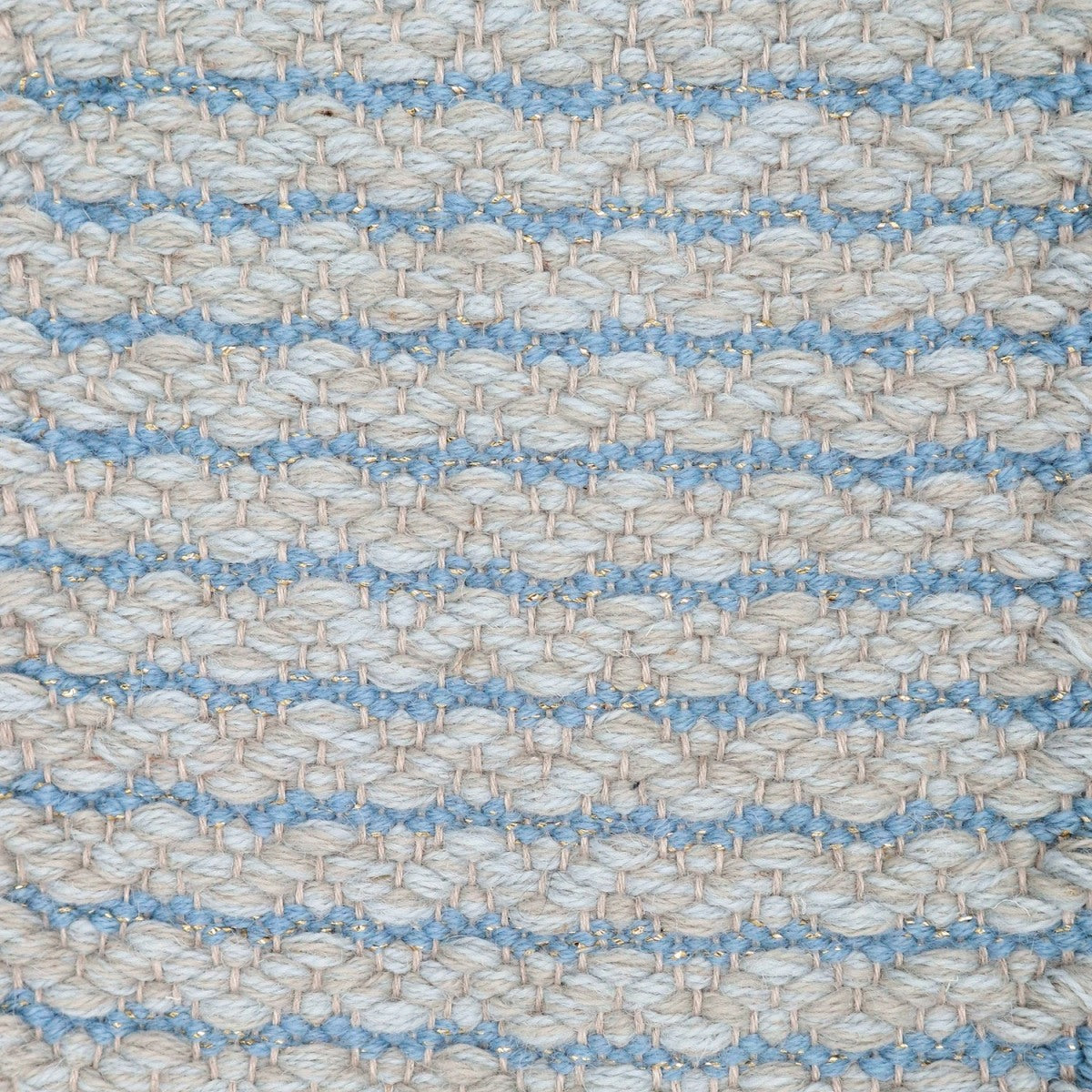 <p>Carpathian Metallic Twisted Waves, main light bluish grey mix 1002, CH054, inside light blue 5010, 5010 with gold eff. (1 thr.) on the natural yarn</p>