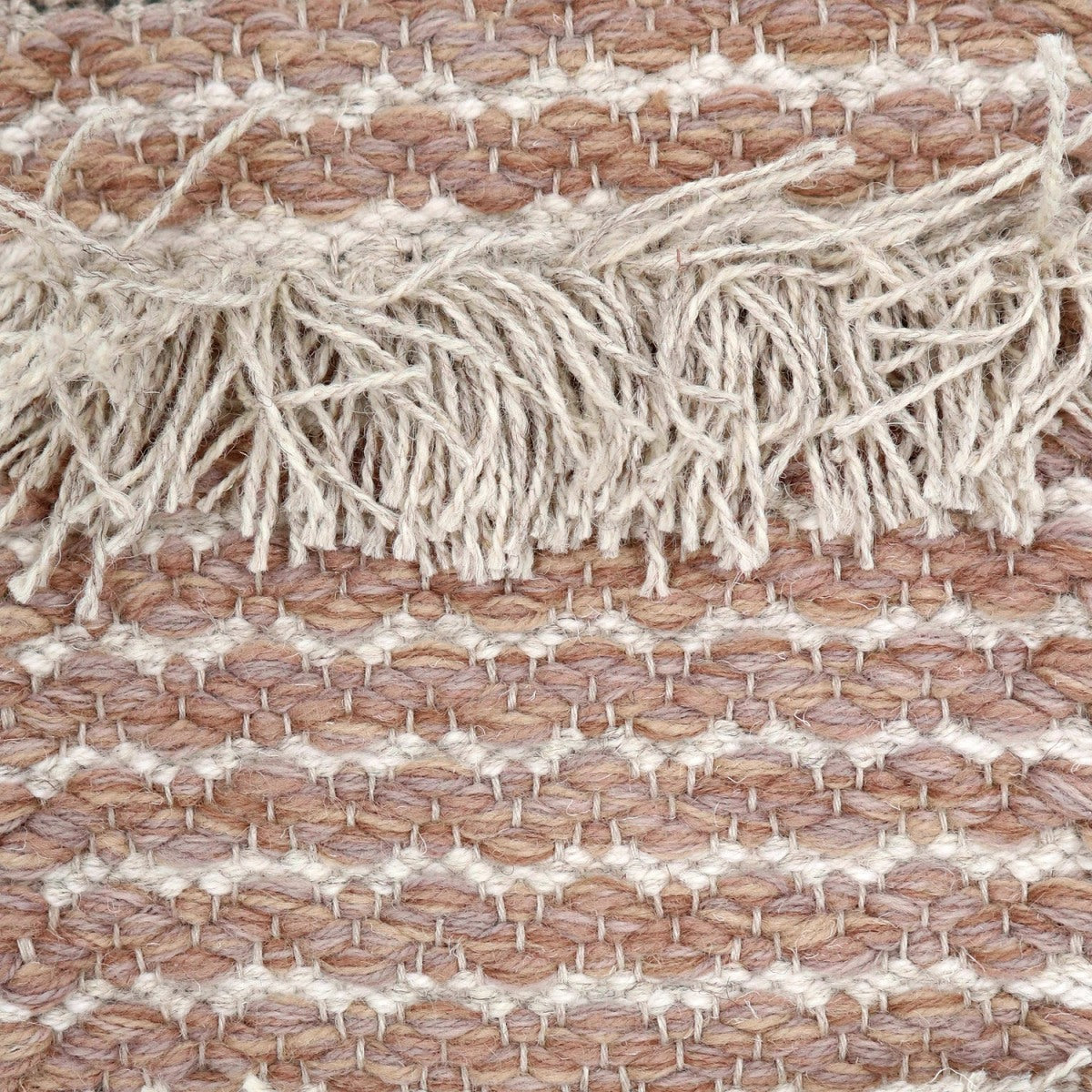 <p>Waves with Rya, main dark beige mix 1014, 1024, 6013, 6040, 6041, inside light grey mix12, 1023, Rya in light grey 12 on the natural yarn</p>