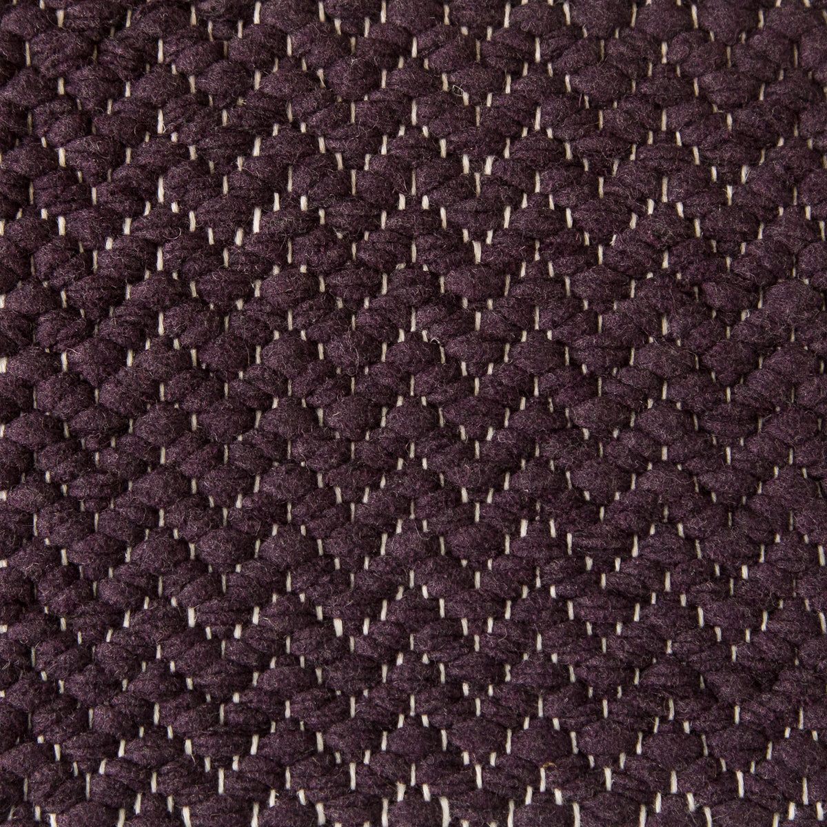 <p>Zig Zag, dark purple 0404 on the natural yarn</p>