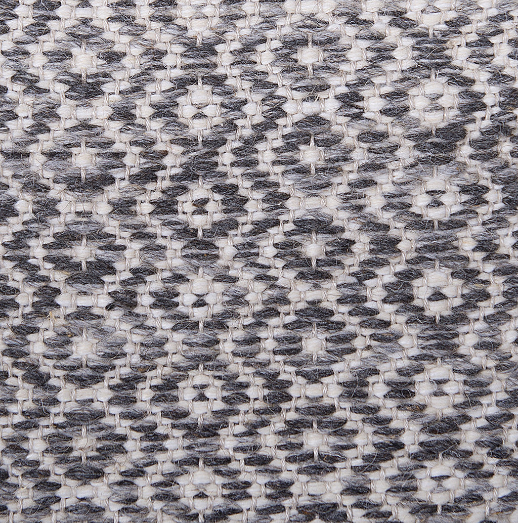 <p>Round Diamond Twill, grey mix 04, 05 and white mix 01, 06 on the natural yarn</p>