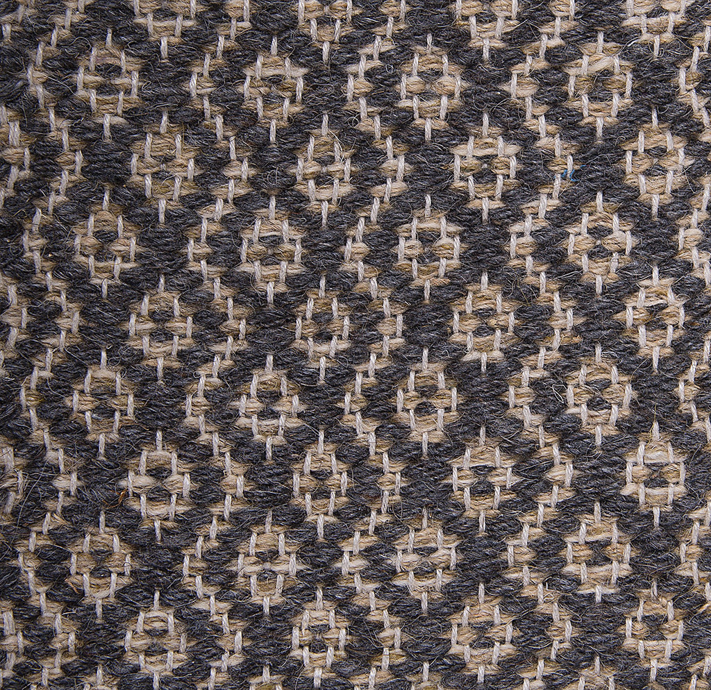 <p>Round Rosepath pos./neg., dark grey 05 thread, beige mix 02, 03, 07 thread on the natural yarn</p>