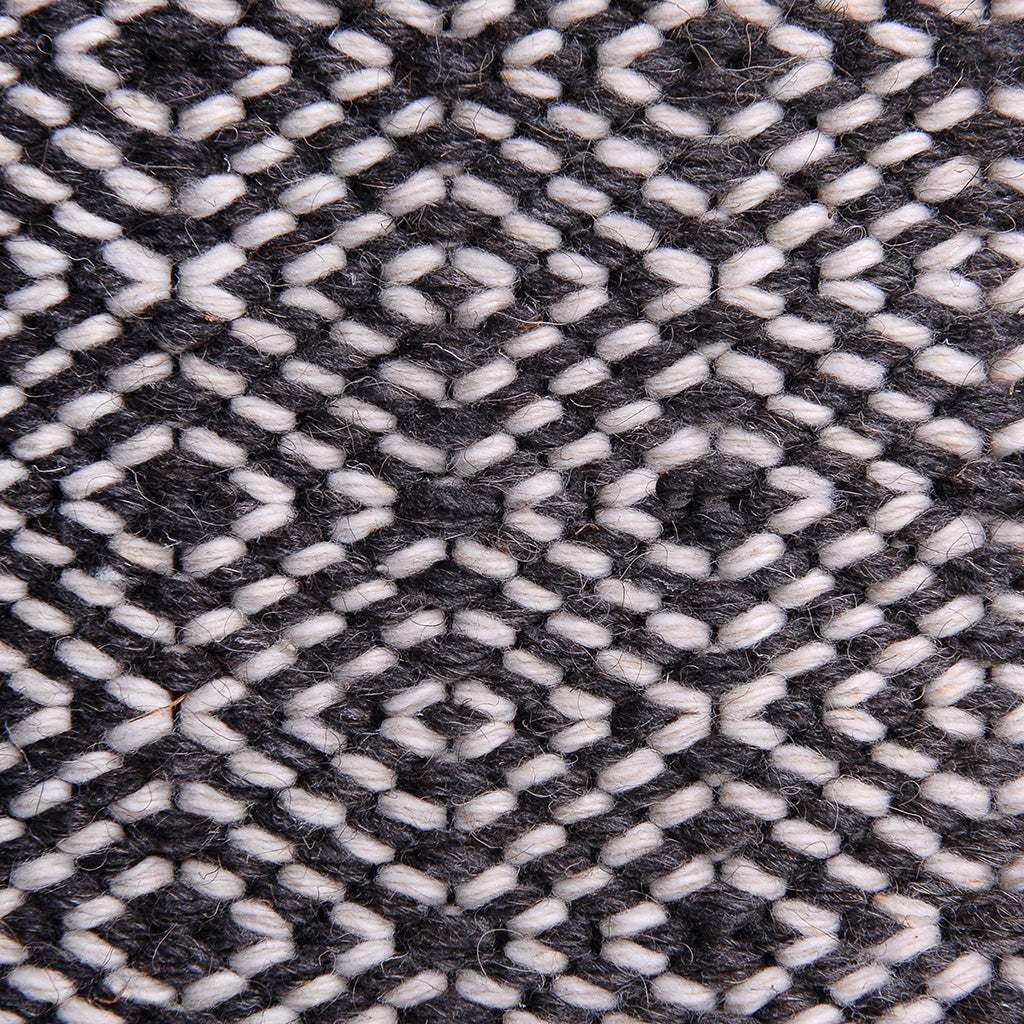 <p>Flat Dual Diamond Twill, off-white 06 and dark grey 05 on the black yarn</p>