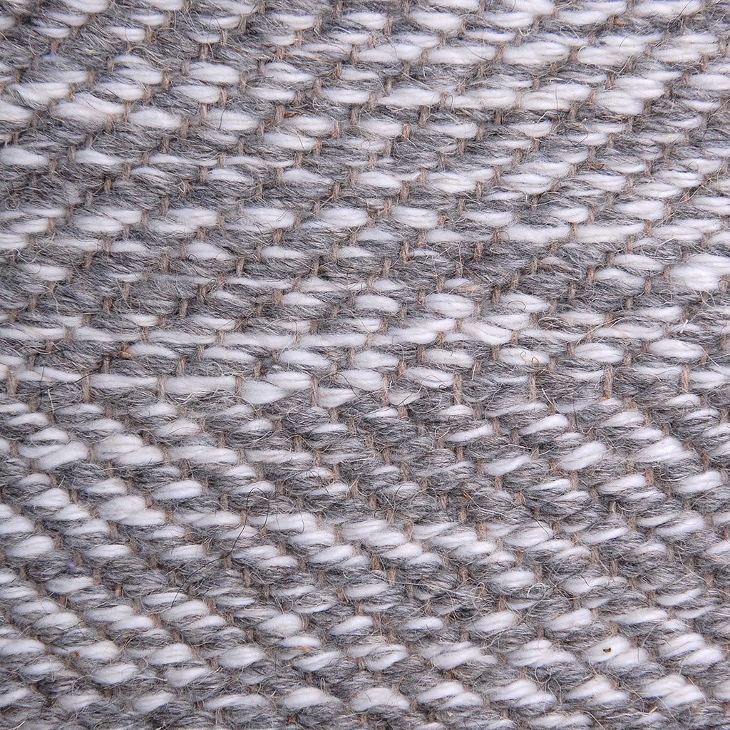 <p>Herringbone, mix of colors grey 04 and white 01 on the natural yarn</p>