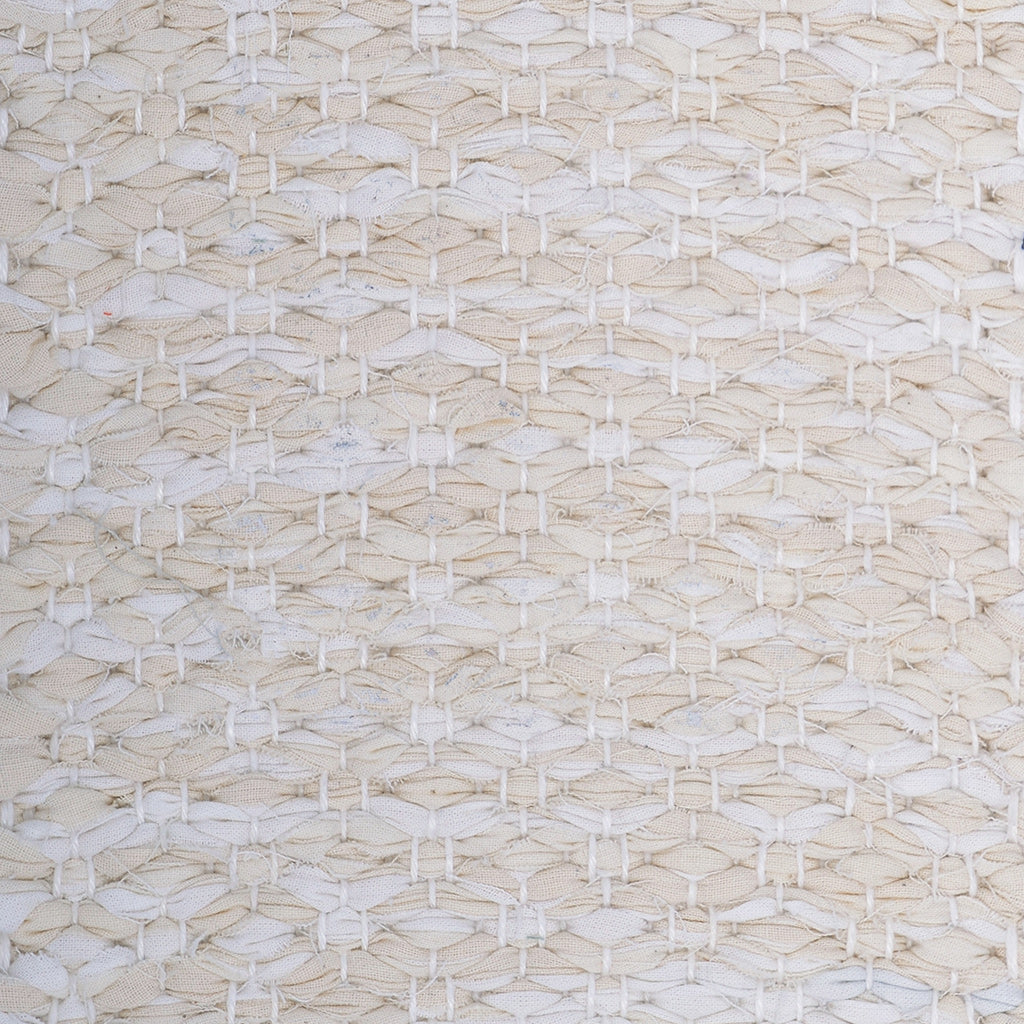 <p>Rosepath, mix offwhite 101 (25%), 102 (25%), 104 (50%); white yarn</p>