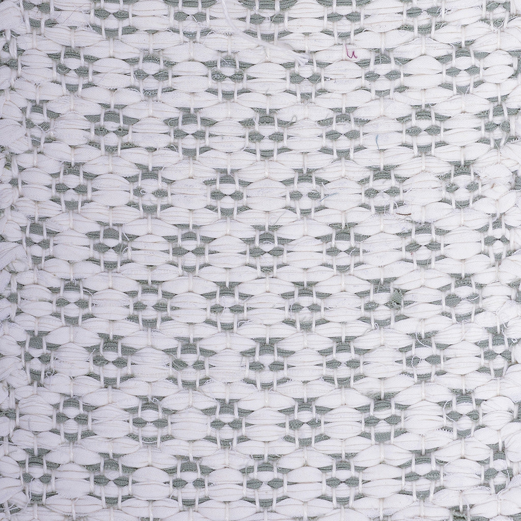 <p>Rosepath pos/neg, main white 101, inside green 469; white yarn</p>