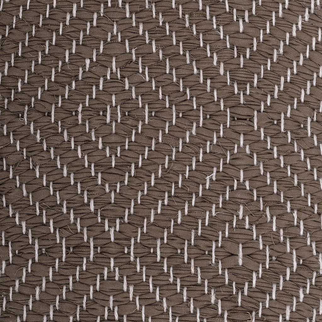 <p>Big Diamond Twill, brown 485 on the natural yarn</p>