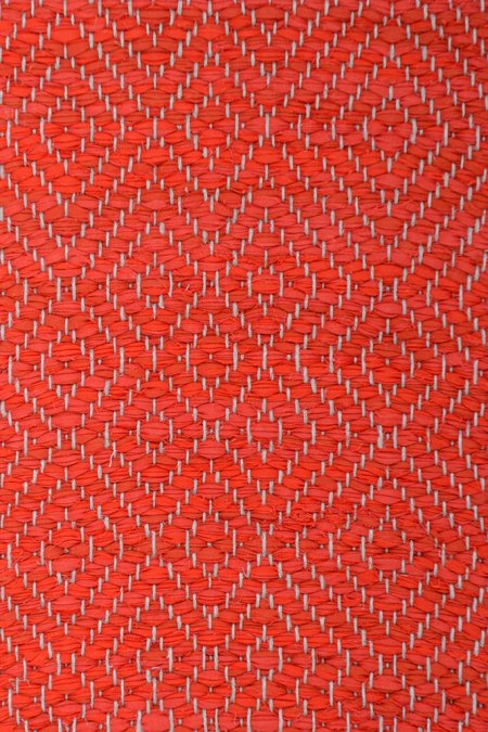 <p>Differend sizes of Diamond Twill and mixed in Rosepath, coral-red mix 311, 305, 310 on the natural yarn</p>