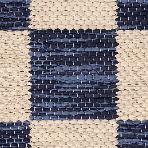 <p>Double Weave Chequered, 1 sq. - beige mix 237, 232, 216, 2 sq. - dark blue 169, 538, 170; natural yarn</p>