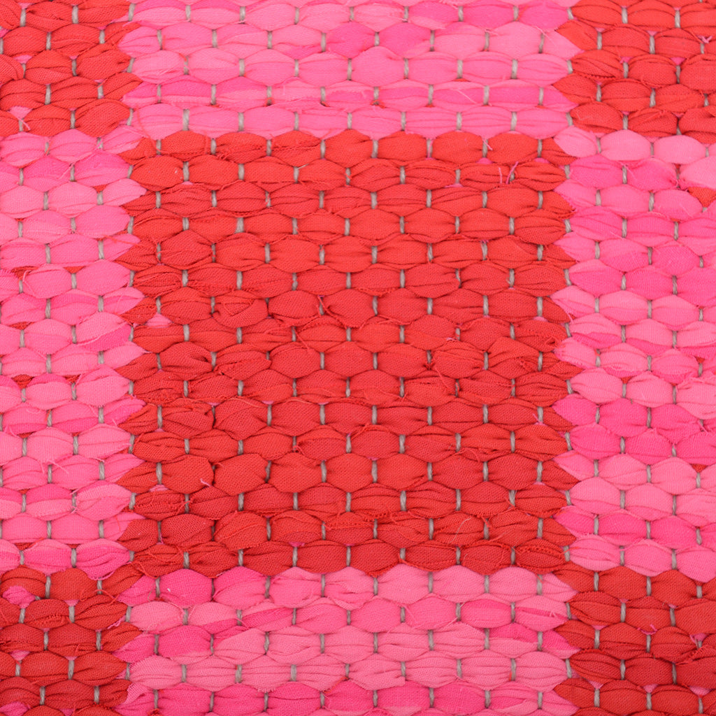<p>Double Weave Chequered, 1 sq. - red mix 364, 365, 2 sq. - pink mix 352, 371, 368; yarn - natural</p>