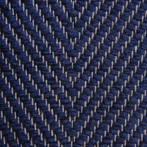<p>Vertical Herringbone, dark blue H494 on the natural yarn</p>