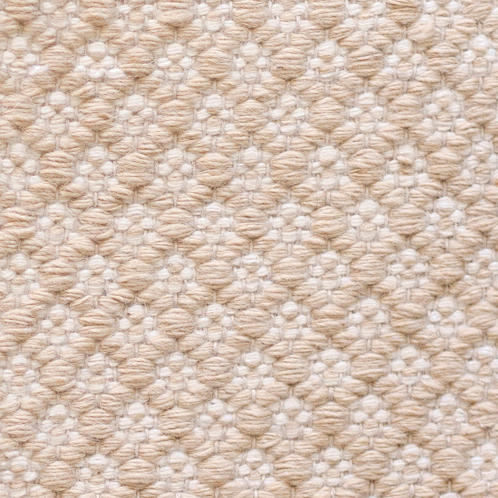 <p>Rosepath pos./neg., main cream 07, inside white 01 on the natural yarn</p>