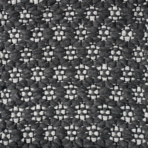 <p>Rosepath pos/neg, main dark grey 0199, inside light grey 0433 on the black yarn</p>